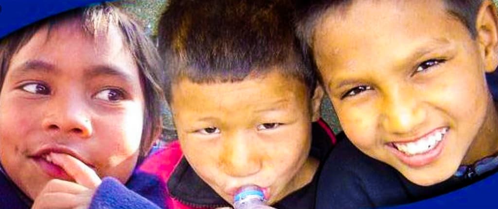 Team en kinderen in Nepal